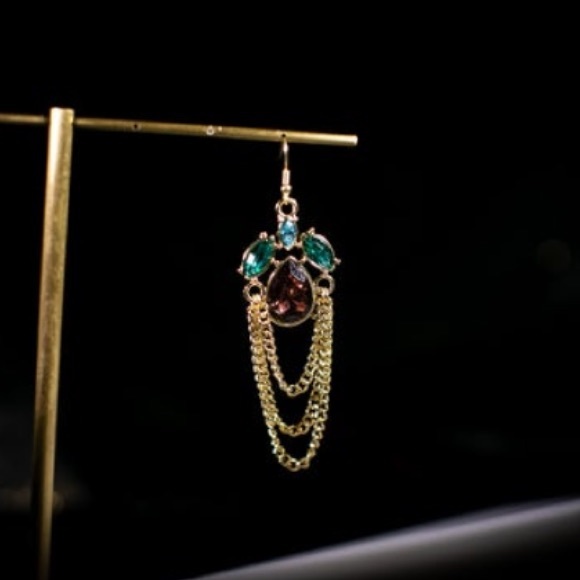 Fun and elegant cherry earring with chains - Picture 1 of 3